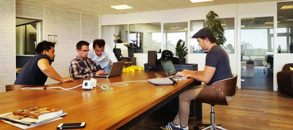 coworking-coworkers-collaboration